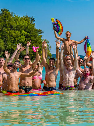In ca. 100 Tagen beginnt das Community-Highlight PINK LAKE LGBTQ* FESTIVAL (28. August bis 31. August 2025) am spektakulären Wörthersee und noch nie waren die Kombi-Tickets für alle 4 Tage & Nächte soweit im voraus ausverkauft! 
