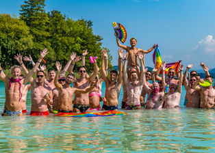 In ca. 100 Tagen beginnt das Community-Highlight PINK LAKE LGBTQ* FESTIVAL (28. August bis 31. August 2025) am spektakulären Wörthersee und noch nie waren die Kombi-Tickets für alle 4 Tage & Nächte soweit im voraus ausverkauft! 