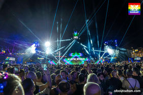 Gleichlaut war auch am Donnerstagabend live bei der Winter Pride Maspalomas dabei – einem der buntesten und beliebtesten LGBTQ+ Festivals weltweit. Dieser Abend war ein absolutes Highlight, denn auf der Main Stage begeisterte Hauptact Katy Ryan die Massen und verwandelte das Yumbo Centrum in ein Meer aus Musik, Emotionen und Pride-Power. Natürlich waren wir mit der Kamera mitten im Geschehen und haben beeindruckende Bilder mitgebracht.