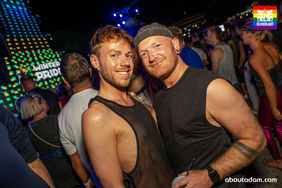 Gleichlaut war selbstverständlich auch am Freitagabend der Winter Pride Maspalomas live im Yumbo Centrum dabei – einem der energiegeladensten Abende des gesamten Festivals. Mit Kamera, guter Laune und echtem Community-Spirit waren wir sowohl vor der Main Stage als auch in der Six Pack Zone unterwegs.