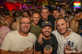 Gleichlaut war auch am Donnerstagabend live bei der Winter Pride Maspalomas dabei – einem der buntesten und beliebtesten LGBTQ+ Festivals weltweit. Dieser Abend war ein absolutes Highlight, denn auf der Main Stage begeisterte Hauptact Katy Ryan die Massen und verwandelte das Yumbo Centrum in ein Meer aus Musik, Emotionen und Pride-Power. Natürlich waren wir mit der Kamera mitten im Geschehen und haben beeindruckende Bilder mitgebracht.