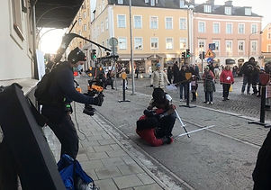 Två personer i skyddsutrustning blir filmade vid uppvisning av fäktning med långsvärd under musikhjälpen i norrköping 2021