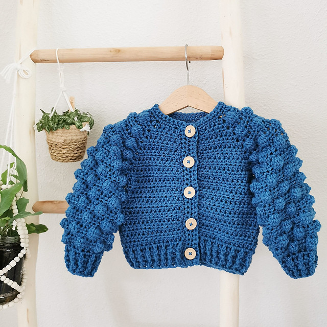 Cardigan crocheté en laine avec boutons et manches à bulles