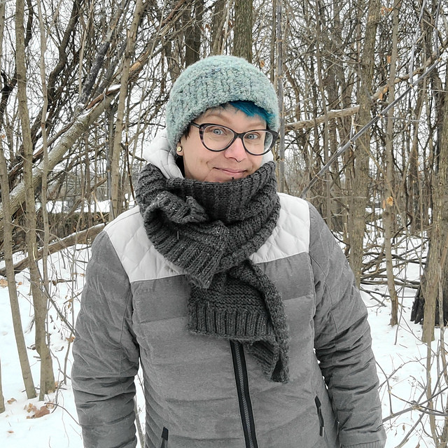Femme portant une tuque laine bouclé crochet fait main hiver