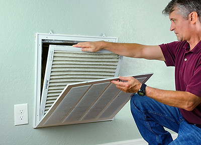 493ss_thinkstock_rf_man_changing_air_fil