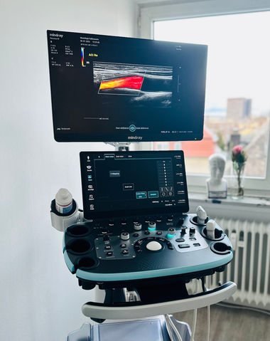 The image shows Mindray's Resona i9 ultrasound machine, which is known for its excellent image quality and precise diagnostics. It features innovative technology and workflow optimization for a wide range of applications. The Resona i9 is an excellent choice for reliable clinical needs.