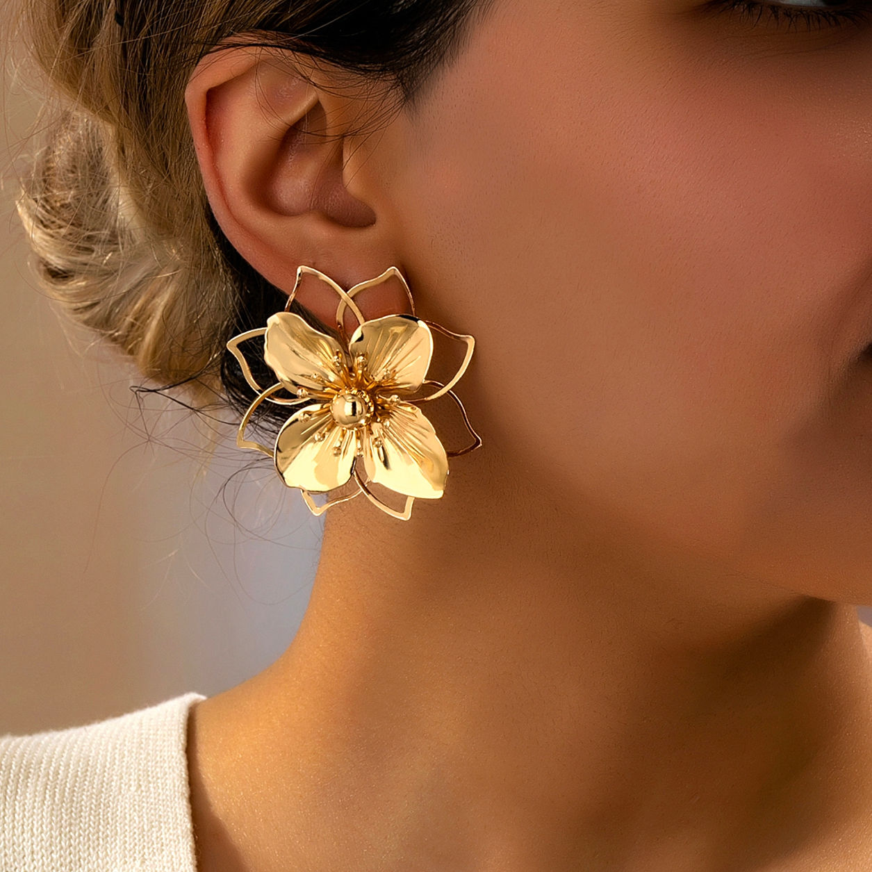 Women's Earrings: Women's Hollow Flower Earrings, Sweet and Romantic, Suitable f