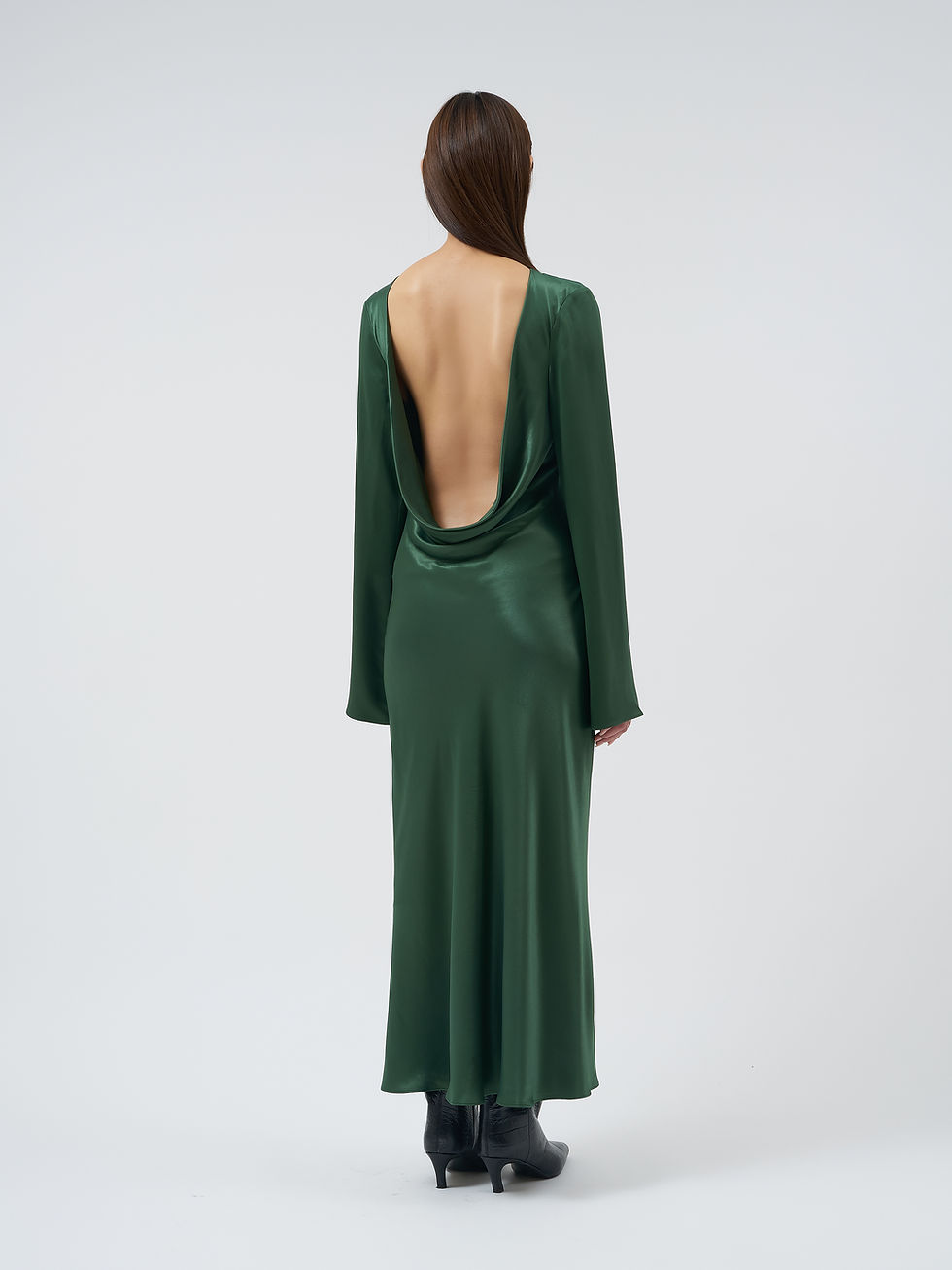 サムネイル： Linea bias-cut long sleeve gown with open back in moss green