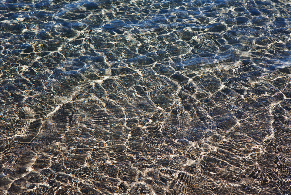 Mare limpido lungo la costa adriatica della Puglia, Italia.