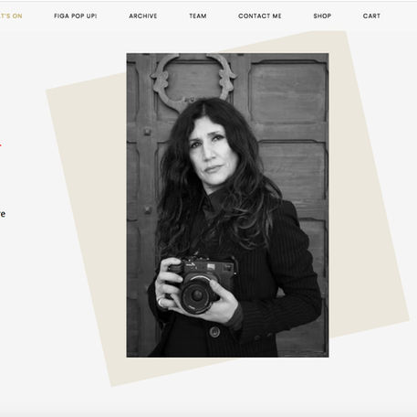 Loredana Denicola durante un’intervista sul suo progetto di fotografia documentaria ‘love, sex, and relationships’, esplora il trauma e l’abuso emotivo attraverso conversazioni intime e narrazioni visive.