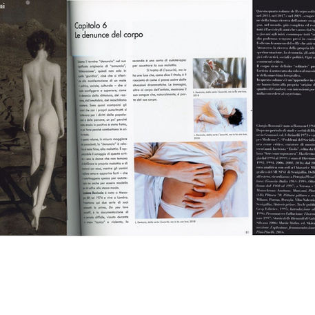Lavoro fotografico “L’oscurità, ma io ho una luce” di Loredana Denicola, presentato in Il corpo solitario IV di Giorgio Bonomi, Rubettino Editore, che esplora l’autoritratto e il corpo come linguaggio di espressione e resistenza.