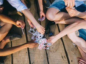 Persone che giocano a carte