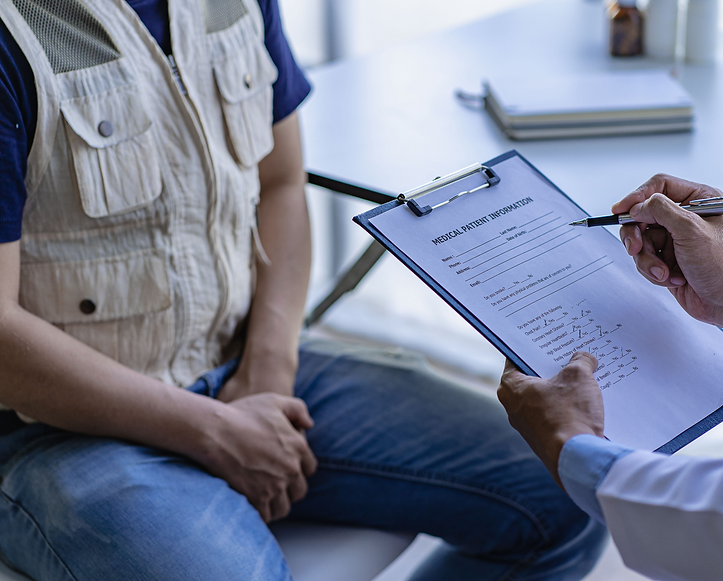 patient qui communique avec une secrétaire