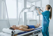 technicienne prépare un patient pour une radiographie
