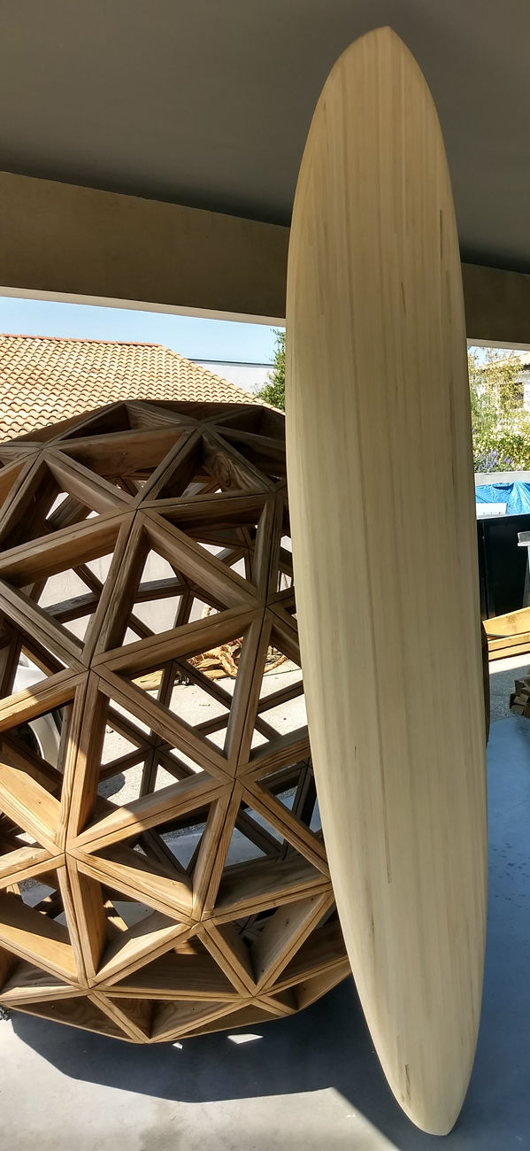 planche sur un dôme en bois