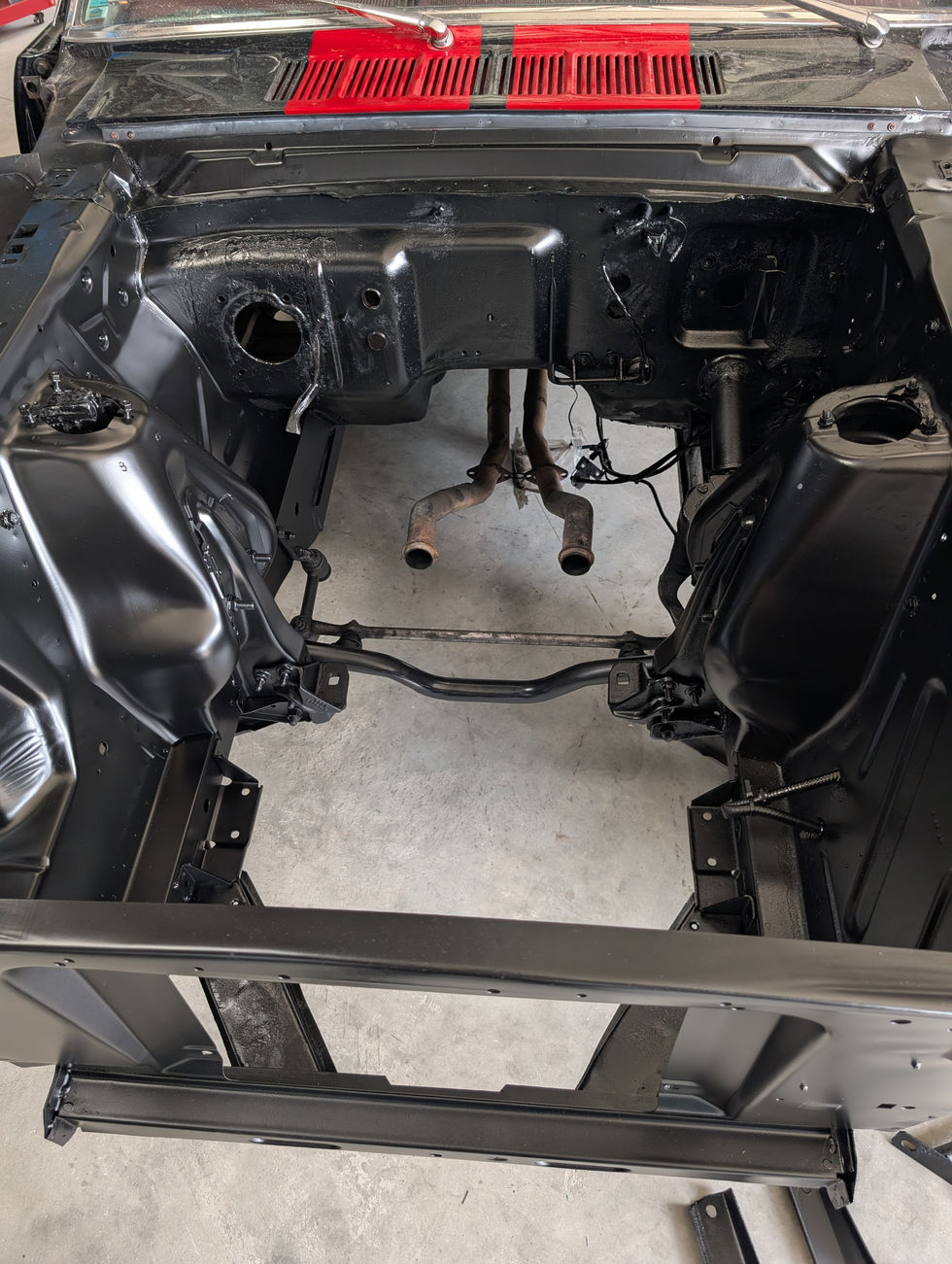 Compartiment moteur restauré et repeint par carrossier professionnel à Saint-Rémy-de-Provence Bouches-du-Rhône