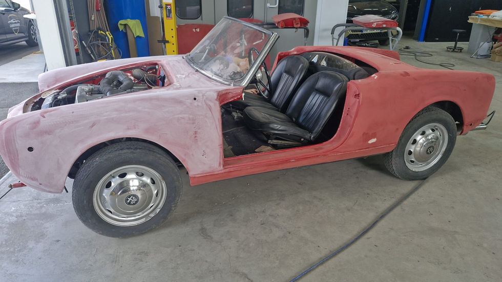 Alfa Romeo Giulietta Spider en cours de ponçage et moteur visible, atelier de Saint-Rémy