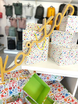 Carte decorative in oro dal fascino senza tempo, eleganti scatole coordinate con i sacchetti