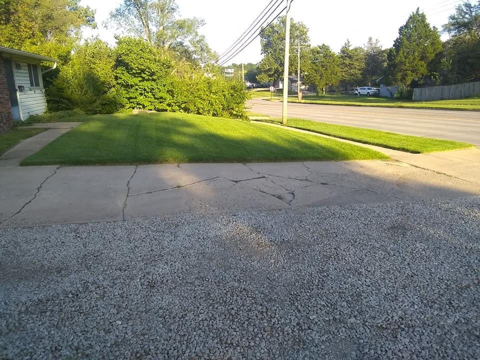 lawn mowing Topeka, Ks, lawn service Topeka, Ks, lawn care service Topeka, Ks