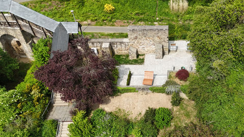Landschaftsbau in Bad Münstereifel
Bauherr: Stadt Bad Münstereifel
Planung: Ingenieurberatung Lorenz
Baubeginn: Dezember 2024
Fertigstellung: voraussichtlich Frühjahr 2026
Eckdaten:
- ca. 900 m³ Erdbewegung
- ca. 700 m² Wassergebundenden Wegeflächen
- ca. 90m Natursteinblöcke
- div. Betonfertigteile
- Hangrutsche aus Edelstahl mit 15 m länge und 7 Höhendifferenz
- Sportgerärte mit EPDM-Belägen