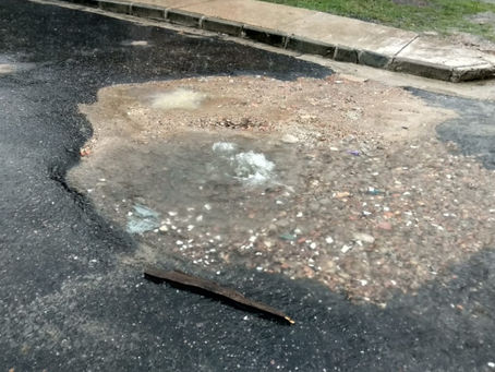 Moradores tapam buraco deixado pela Cosanpa, risco do solo ceder é grande