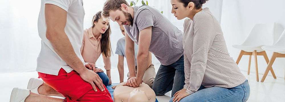 Erste-Hilfe-Kurs: Teilnehmer üben Reanimation