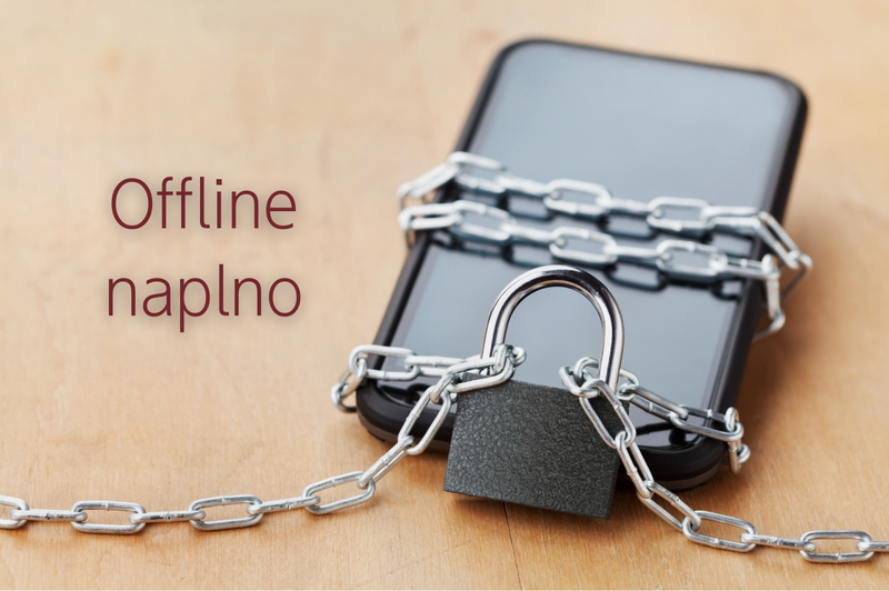 Mobil, který je zamčený zámkem a přepoutaný řetězem. Symbolizuje digitální detox a omezení přístupu