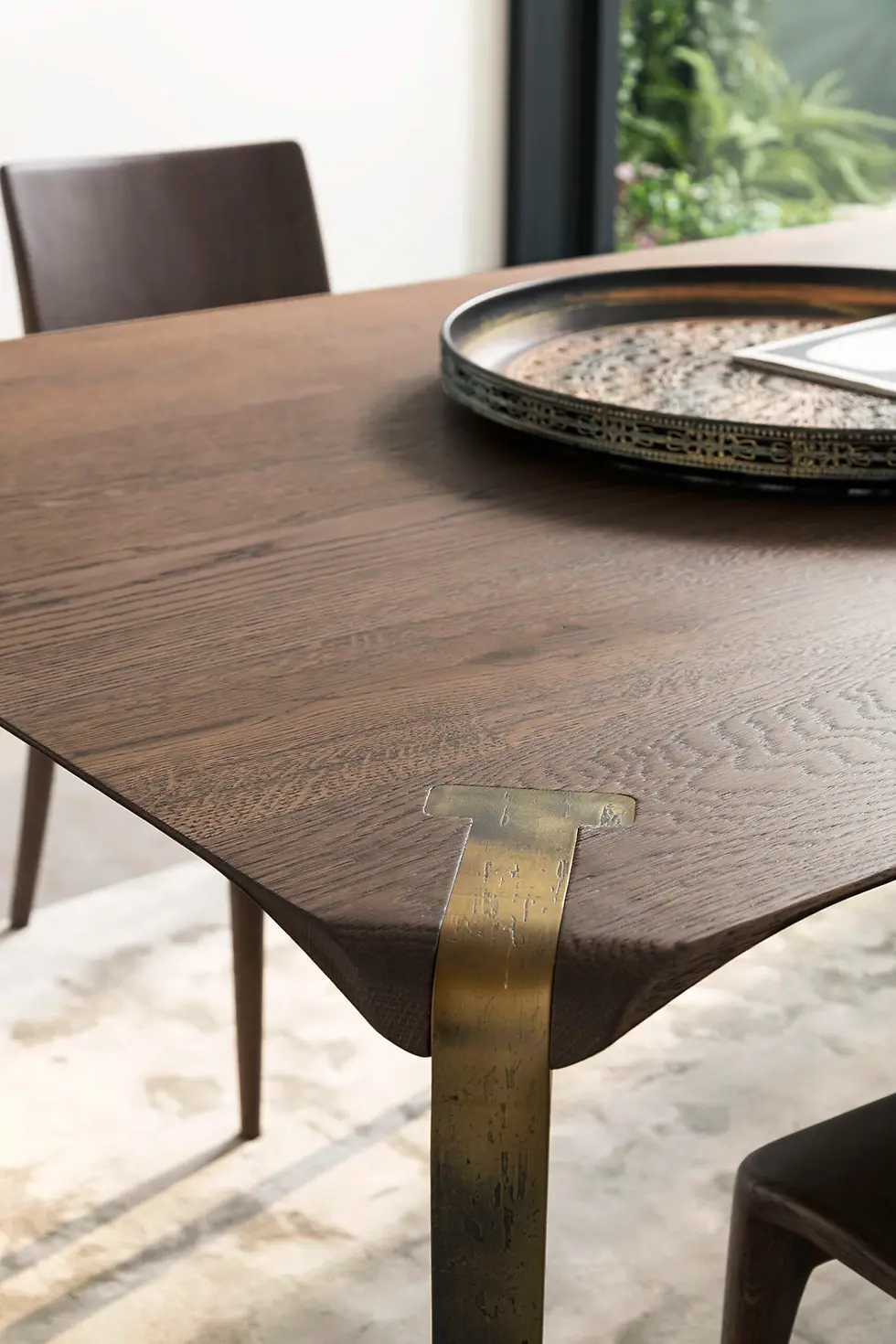 Dettaglio del tavolo Lio di Altacorte con piano in legno e inserto metallico