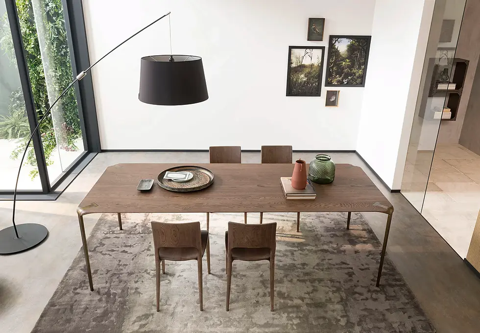 Tavolo Lio e sedie Aris di Altacorte in una zona pranzo contemporanea e luminosa