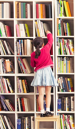 本棚を持つ少女