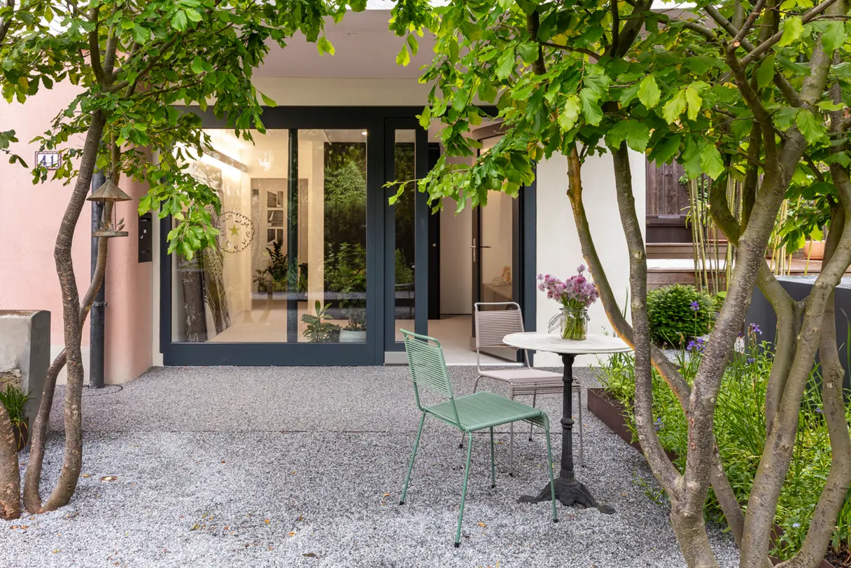 Gestaltung eines Stadtgartens in Bern mit Kiesplatz und Eisenholzbäumen – Gartenbau Bern Projekt