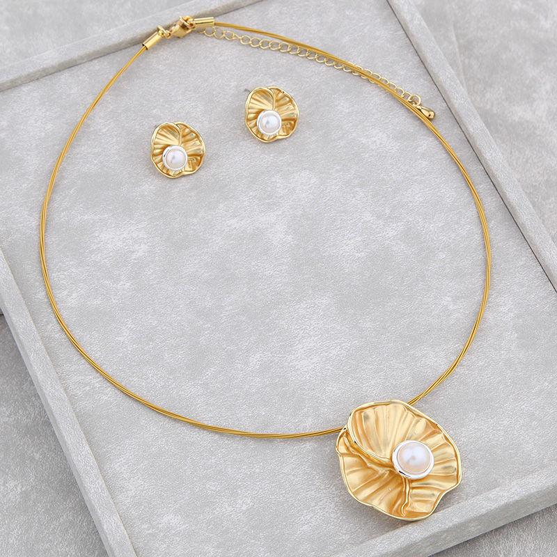 サムネイル： Pearl on lotus