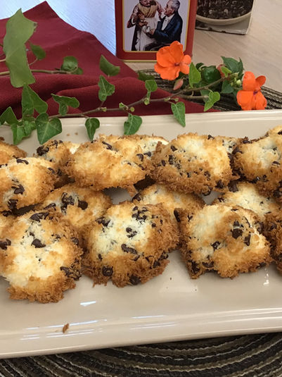 MERINGHETTE AL COCCO CON CHICCHI DI         		CIOCCOLATO FONDENTE           