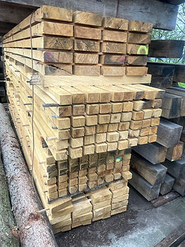 Houten balken op elkaar gestapeld