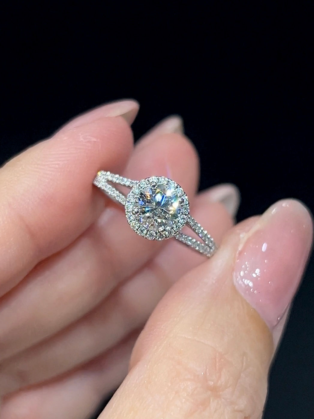 Halo diamond ring 0.86 TCW. (GIA)