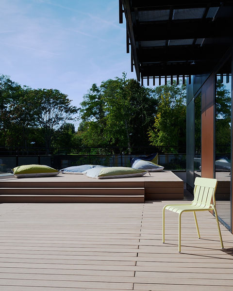Terrasse en bois composite avec banquette et pergola aménagée par Fairspace — photographie d'espaces professionnels