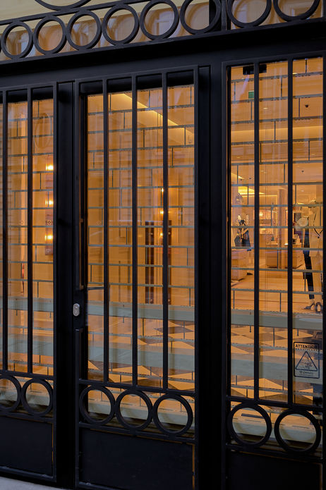 Détail de grille de sécurité et de vitrage renforcé sur vitrine de boutique de luxe, fabrication Charter Global — photographe façade boutique Paris