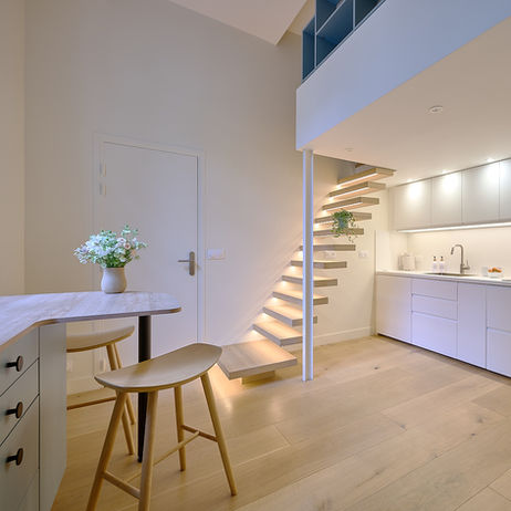 Vue d'ensemble du studio avec mezzanine et cuisine intégrée — aménagement Paris