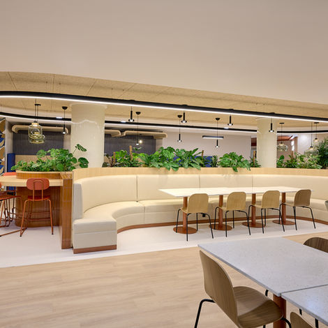  Photographie d’architecture intérieure du restaurant d’entreprise LINEA à La Défense – aménagement OUTSIGN & Fairspace, banquette courbe et éclairage circulaire.