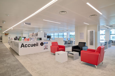 Vue de l’espace d’accueil de la Bibliothèque publique d’information à Bercy, photographie d’architecture intérieure par Sebclickart.
