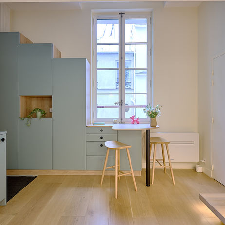 Rangements sur mesure et coin repas, aménagement studio Paris