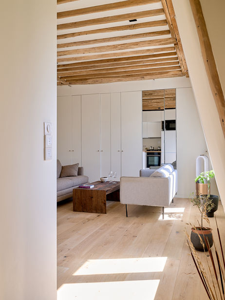 Appartement rénové avec poutres apparentes et parquet à Place Saint-Georges Paris 9e — photographie d'architecture intérieure
