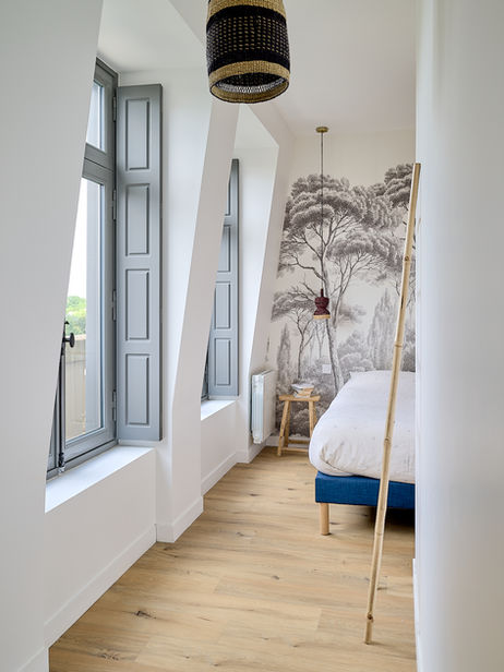 Chambre avec papier peint panoramique et volets intérieurs dans un appartement à Maisons-Laffitte — photographie immobilière vente