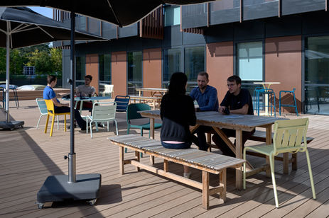Espace repas extérieur sur la terrasse des bureaux d’ANDRA en Île-de-France