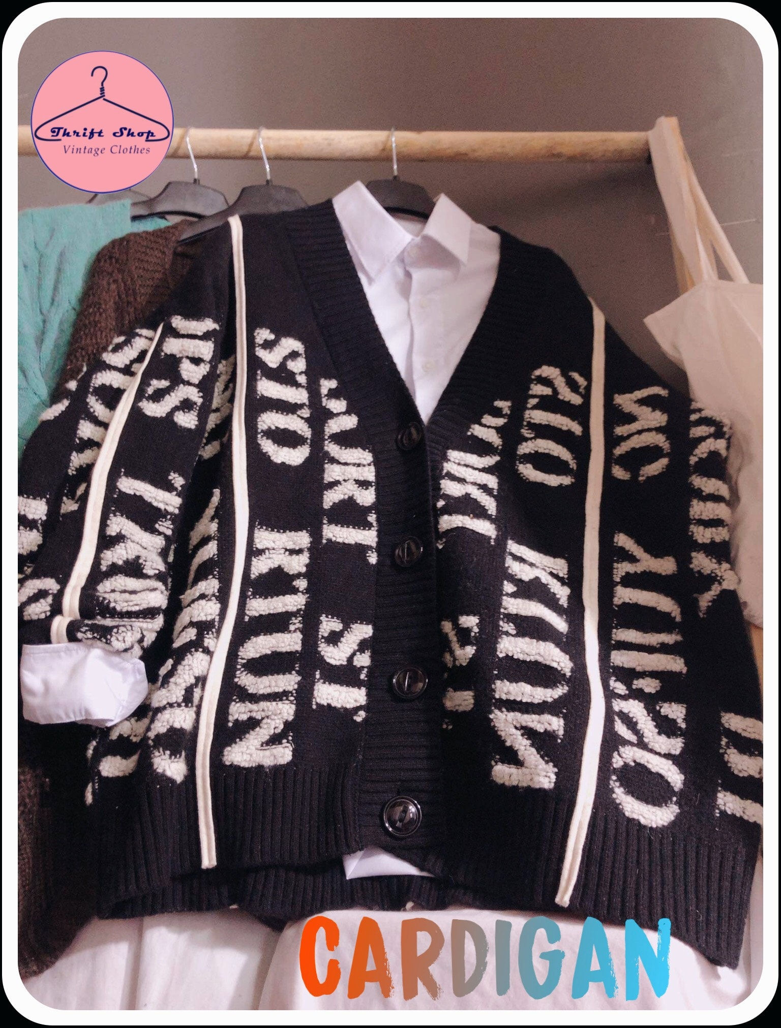 Áo Cardigan đen chữ trắng