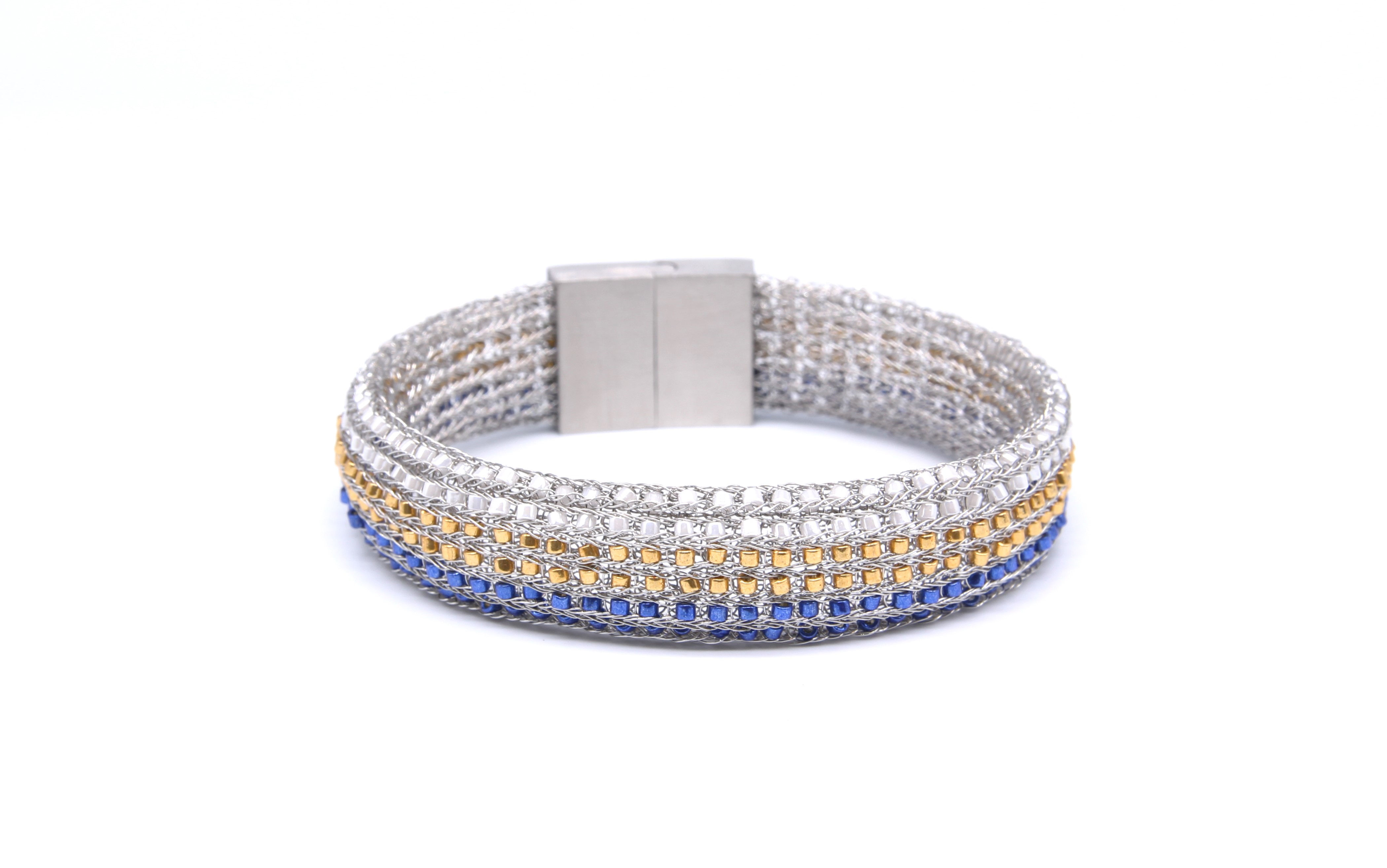 gestricktes Perlenarmband weiß/gold/blau