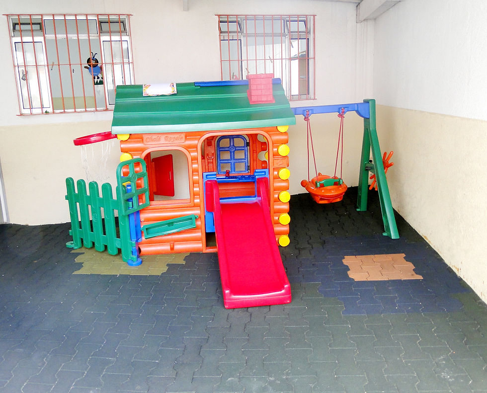 Área externa de recreação infantil.