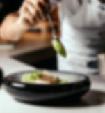 Artesano trabajando con materias primas locales de Aragón para crear productos gastronómicos tradicionales y creativos.