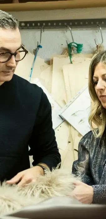 Detalle de los artesanos de peletería Belén y Reza, de Peletería Gabriel