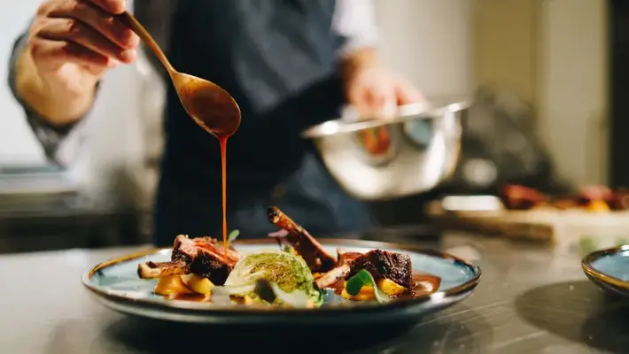 Artesano trabajando con materias primas locales de Aragón para crear productos gastronómicos tradicionales y creativos.
